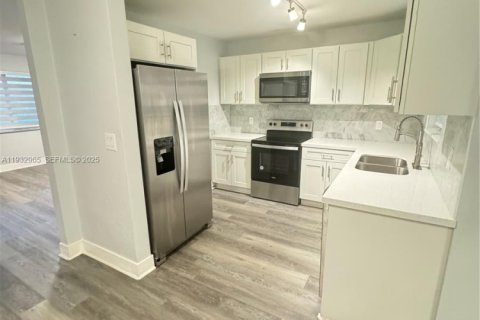 Снять в аренду виллу или дом в Холливуд, Флорида 2 спальни, 119.29м2, № 1991793 - фото 2