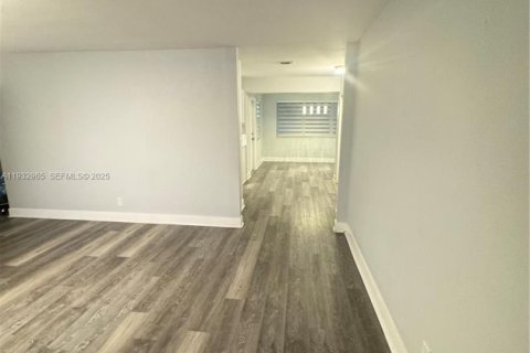 Снять в аренду виллу или дом в Холливуд, Флорида 2 спальни, 119.29м2, № 1991793 - фото 5