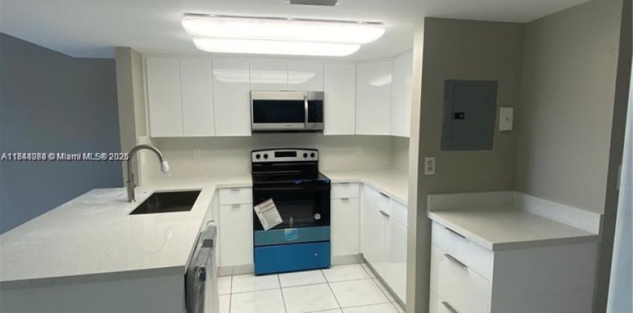 Condo in Miami, Florida, 3 bedrooms  № 1941885