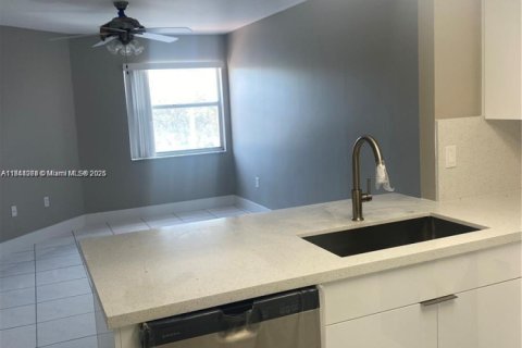 Condo in Miami, Florida, 3 bedrooms  № 1941885 - photo 5