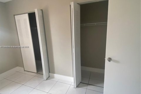 Condo in Miami, Florida, 3 bedrooms  № 1941885 - photo 10