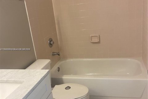 Condo in Miami, Florida, 3 bedrooms  № 1941885 - photo 12