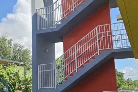 Apartamento en alquiler en Miami, Florida, 2 dormitorios, 1563.92 m2 № 2080251 - foto 2
