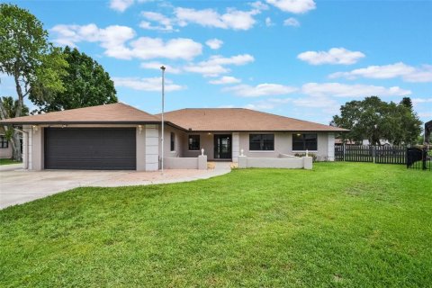 House in Tavares, Florida 3 bedrooms, 160.07 sq.m. № 1686513 - photo 2