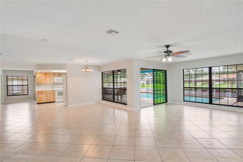 House in Tavares, Florida 3 bedrooms, 160.07 sq.m. № 1686513 - photo 14