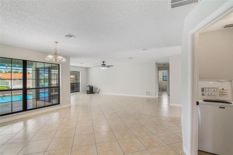 House in Tavares, Florida 3 bedrooms, 160.07 sq.m. № 1686513 - photo 15