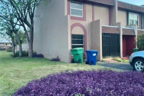 Adosado en Miami Gardens, Florida 3 dormitorios, 130.62 m2 № 2075000