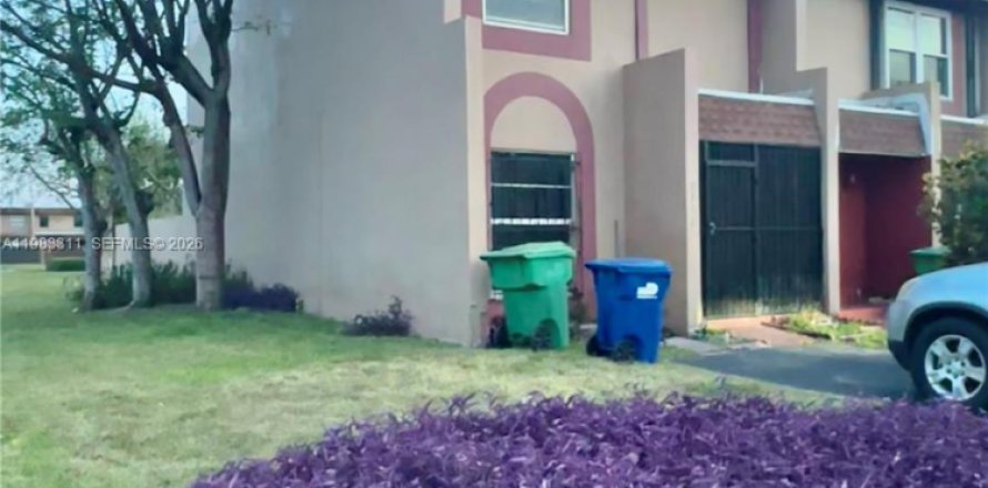 Adosado en Miami Gardens, Florida 3 dormitorios, 130.62 m2 № 2075000