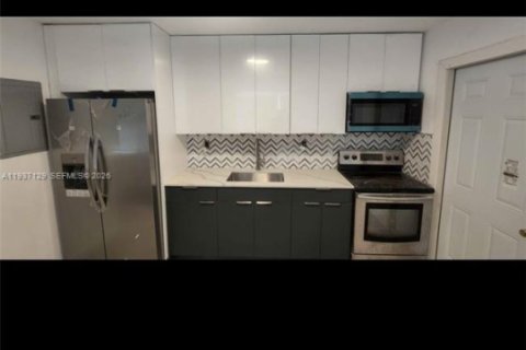 House in Miami, Florida 2 bedrooms, 72.74 sq.m. № 1995043 - photo 3