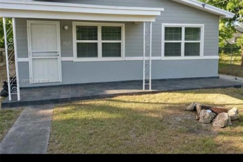 House in Miami, Florida 2 bedrooms, 72.74 sq.m. № 1995043