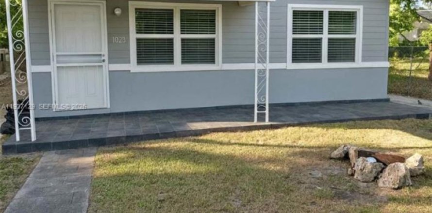 House in Miami, Florida 2 bedrooms, 72.74 sq.m. № 1995043