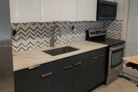 House in Miami, Florida 2 bedrooms, 72.74 sq.m. № 1995043 - photo 2