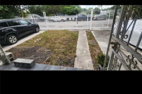 House in Miami, Florida 2 bedrooms, 72.74 sq.m. № 1995043 - photo 5