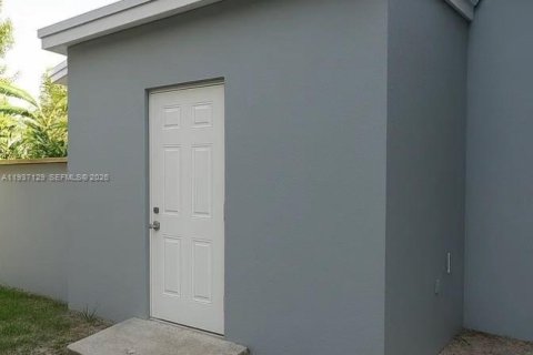 House in Miami, Florida 2 bedrooms, 72.74 sq.m. № 1995043 - photo 13