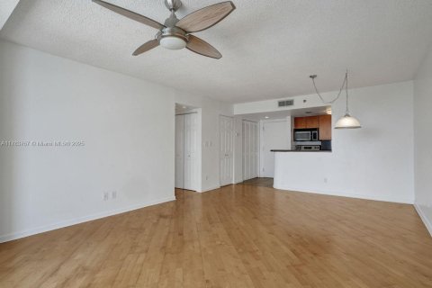 Condo in Miami, Florida, 1 bedroom  № 1642032 - photo 11