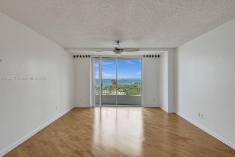Condo in Miami, Florida, 1 bedroom  № 1642032 - photo 21