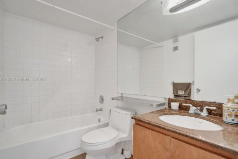 Condo in Miami, Florida, 1 bedroom  № 1642032 - photo 17