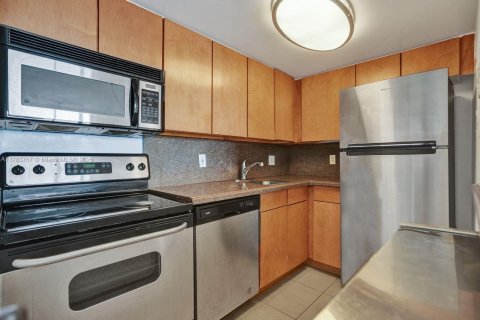 Condo in Miami, Florida, 1 bedroom  № 1642032 - photo 10