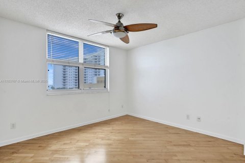 Condo in Miami, Florida, 1 bedroom  № 1642032 - photo 12