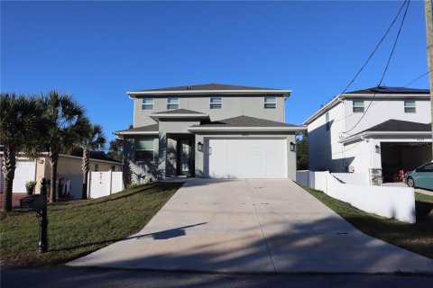 House in Tampa, Florida 3 bedrooms, 206.61 sq.m. № 2096979
