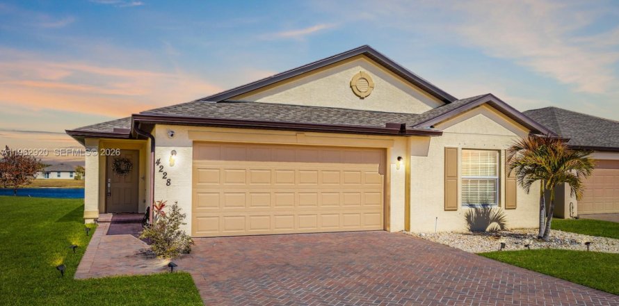 Дом в Сент-Луси, Флорида 4 спальни, 170.01м2 № 2025732