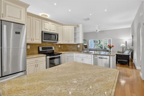 Купить виллу или дом в Пемброк-Пайнс, Флорида 4 спальни, 201.78м2, № 1970870 - фото 17