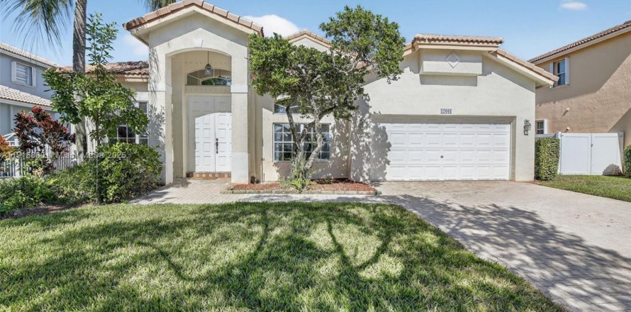 Дом в Пемброк-Пайнс, Флорида 4 спальни, 201.78м2 № 1970870