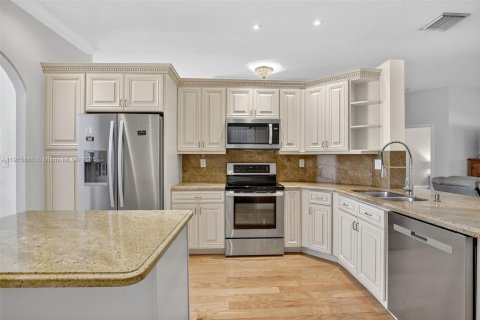 Купить виллу или дом в Пемброк-Пайнс, Флорида 4 спальни, 201.78м2, № 1970870 - фото 2