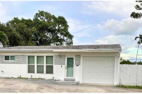 Casa en alquiler en Dania Beach, Florida, 2 dormitorios, 75.44 m2 № 1986245 - foto 1