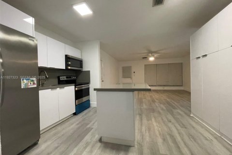 Casa en alquiler en Dania Beach, Florida, 2 dormitorios, 75.44 m2 № 1986245 - foto 3