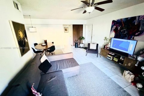 Condo in Pembroke Pines, Florida, 2 bedrooms  № 1996639 - photo 3