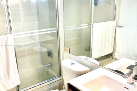 Condo in Pembroke Pines, Florida, 2 bedrooms  № 1996639 - photo 7