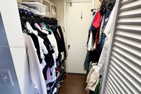 Condo in Pembroke Pines, Florida, 2 bedrooms  № 1996639 - photo 10