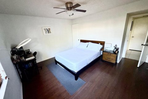 Condo in Pembroke Pines, Florida, 2 bedrooms  № 1996639 - photo 8