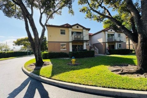 Condo in Pembroke Pines, Florida, 2 bedrooms  № 1996639 - photo 2