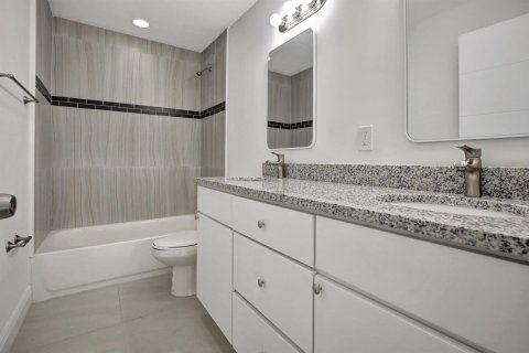 Townhouse in Hollywood, Florida 3 bedrooms, 123 sq.m. № 2400513 - photo 12