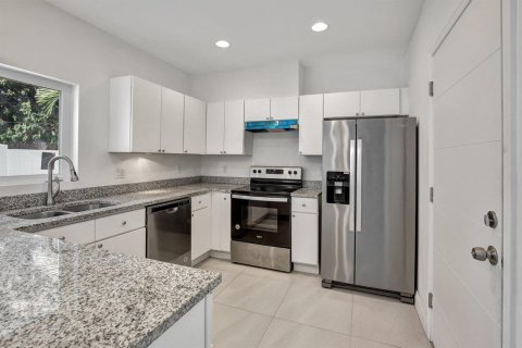 Townhouse in Hollywood, Florida 3 bedrooms, 123 sq.m. № 2400513 - photo 9