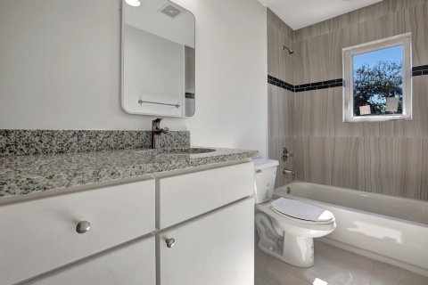 Townhouse in Hollywood, Florida 3 bedrooms, 123 sq.m. № 2400513 - photo 17