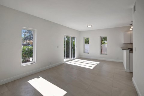 Townhouse in Hollywood, Florida 3 bedrooms, 123 sq.m. № 2400513 - photo 5