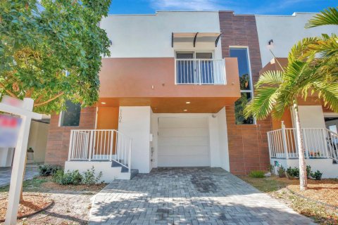 Townhouse in Hollywood, Florida 3 bedrooms, 123 sq.m. № 2400513