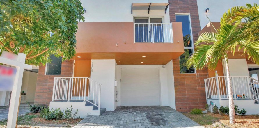 Townhouse in Hollywood, Florida 3 bedrooms, 123 sq.m. № 2400513