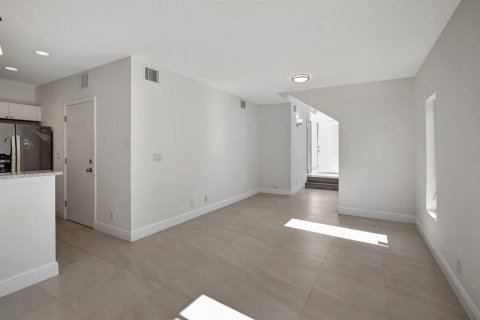 Townhouse in Hollywood, Florida 3 bedrooms, 123 sq.m. № 2400513 - photo 7