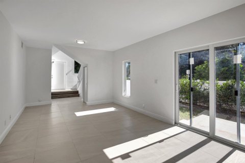 Townhouse in Hollywood, Florida 3 bedrooms, 123 sq.m. № 2400513 - photo 8