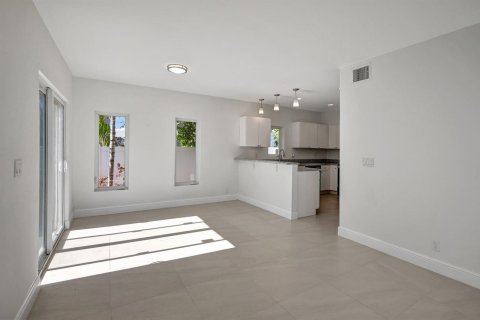 Townhouse in Hollywood, Florida 3 bedrooms, 123 sq.m. № 2400513 - photo 6