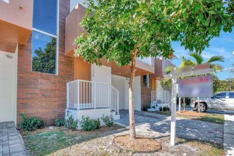 Townhouse in Hollywood, Florida 3 bedrooms, 123 sq.m. № 2400513 - photo 2