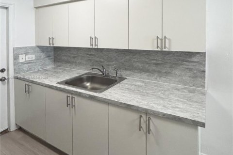 Appartement à louer à Miami, Floride: 1 chambre, 590.86 m2 № 1956290 - photo 2