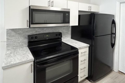 Appartement à louer à Miami, Floride: 1 chambre, 590.86 m2 № 1956290 - photo 1