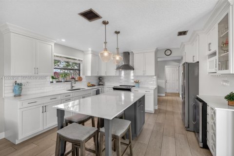 House in Davie, Florida 3 bedrooms, 194.35 sq.m. № 2064970 - photo 22