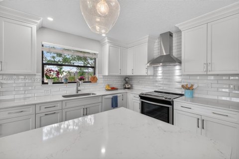 House in Davie, Florida 3 bedrooms, 194.35 sq.m. № 2064970 - photo 28