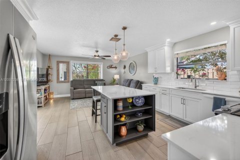 House in Davie, Florida 3 bedrooms, 194.35 sq.m. № 2064970 - photo 25